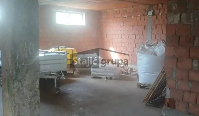 Poslovna zgrada | 4zida