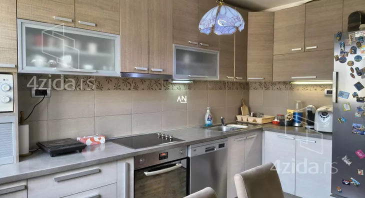 Šestosoban stan | 4zida