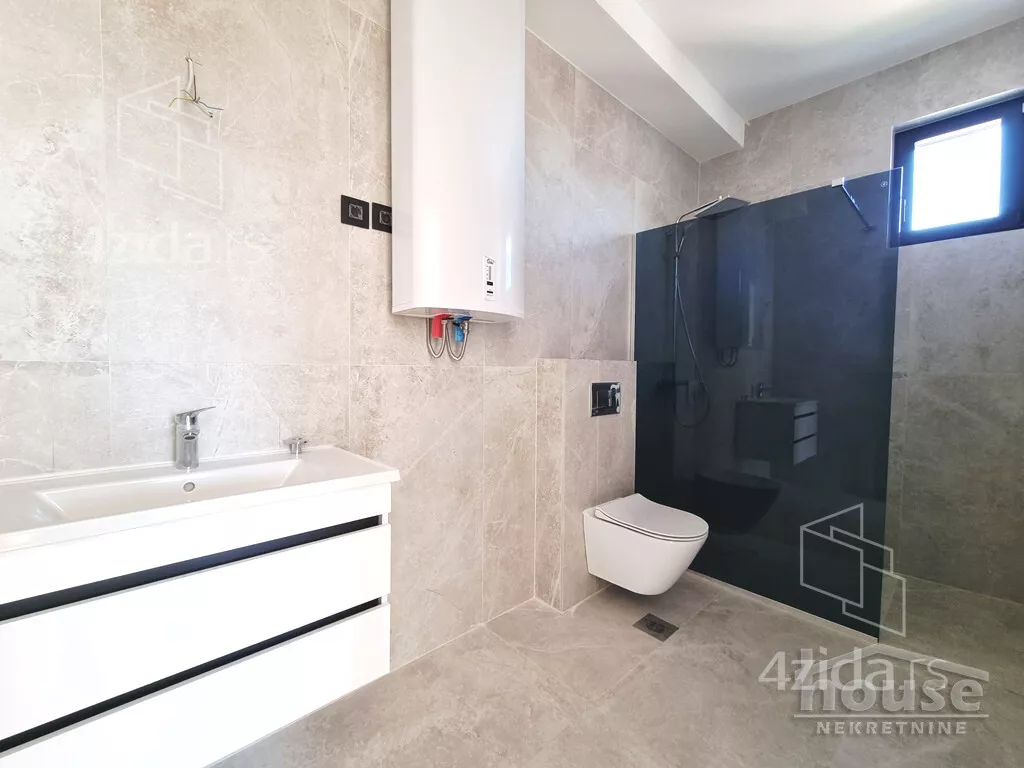 Četvoroiposoban stan | 4zida