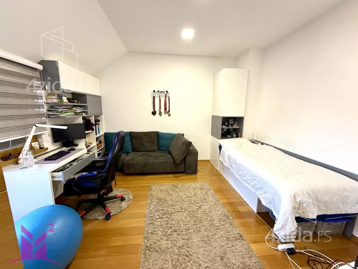 Sedmosoban stan | 4zida