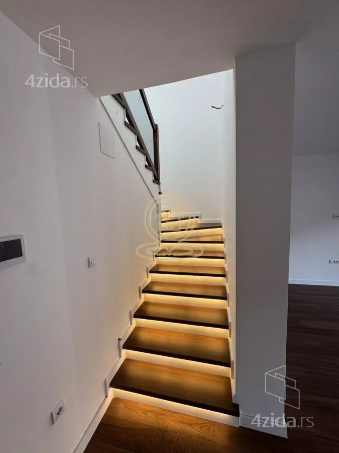 Šestosoban stan | 4zida