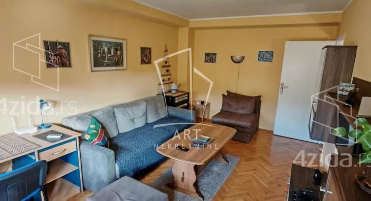 Šestosoban stan | 4zida