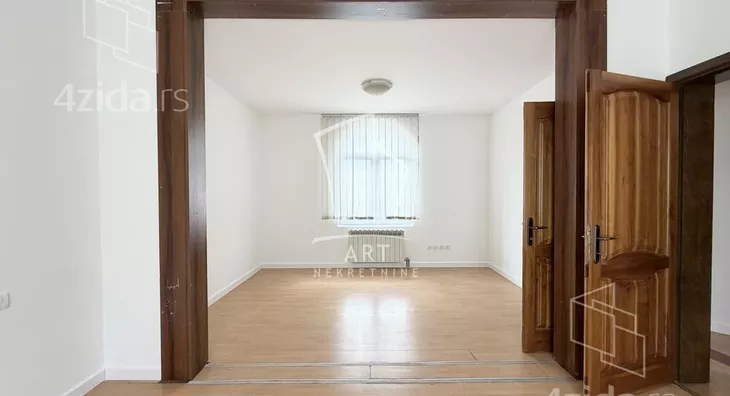 Poslovna zgrada | 4zida