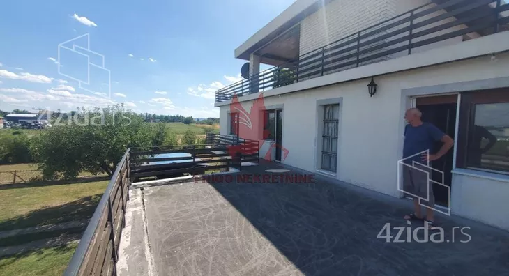 Šestoiposoban stan | 4zida