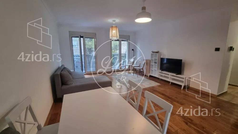 Šestoiposoban stan | 4zida