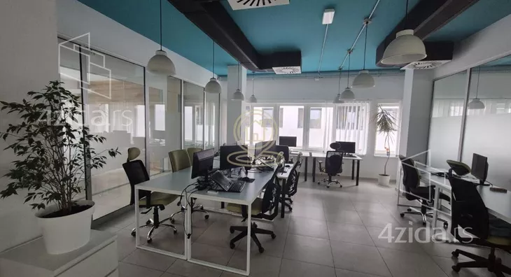 Poslovna zgrada | 4zida