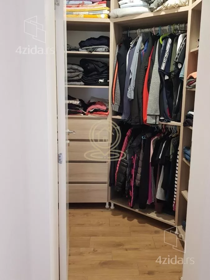 Poslovna zgrada | 4zida