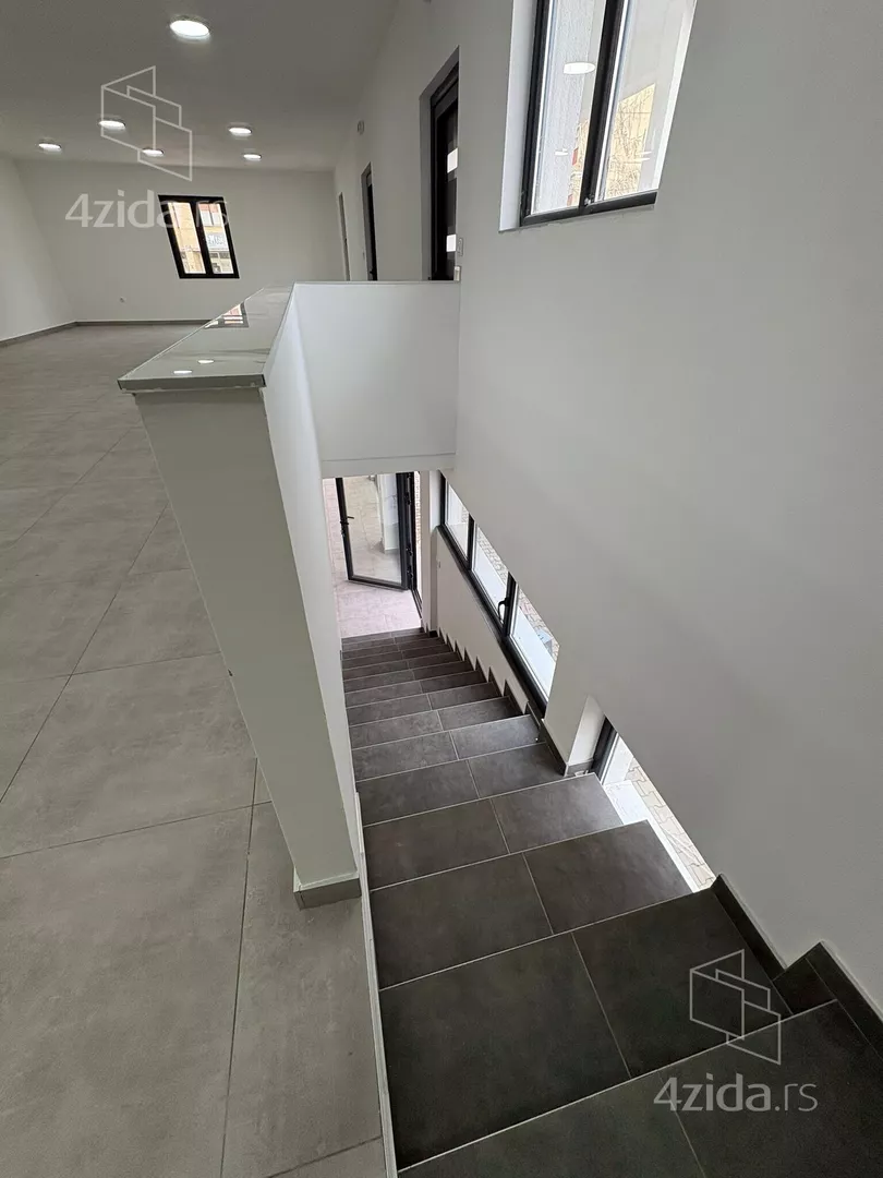 Poslovna zgrada | 4zida