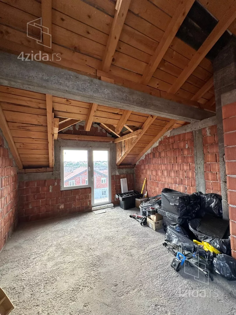 Četvoroiposoban stan | 4zida