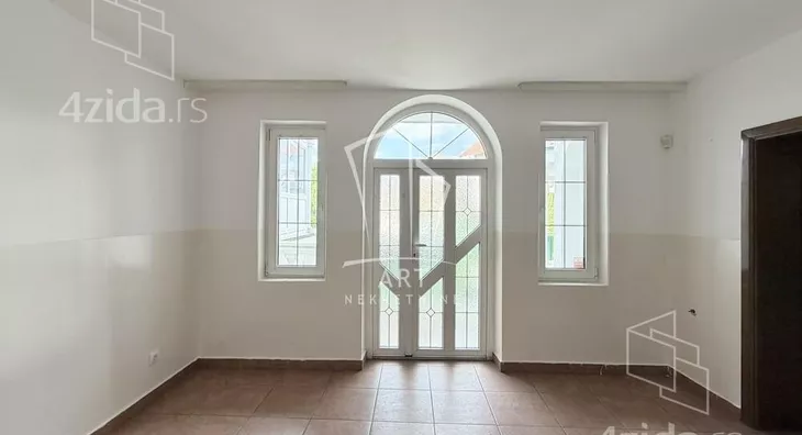 Poslovna zgrada | 4zida