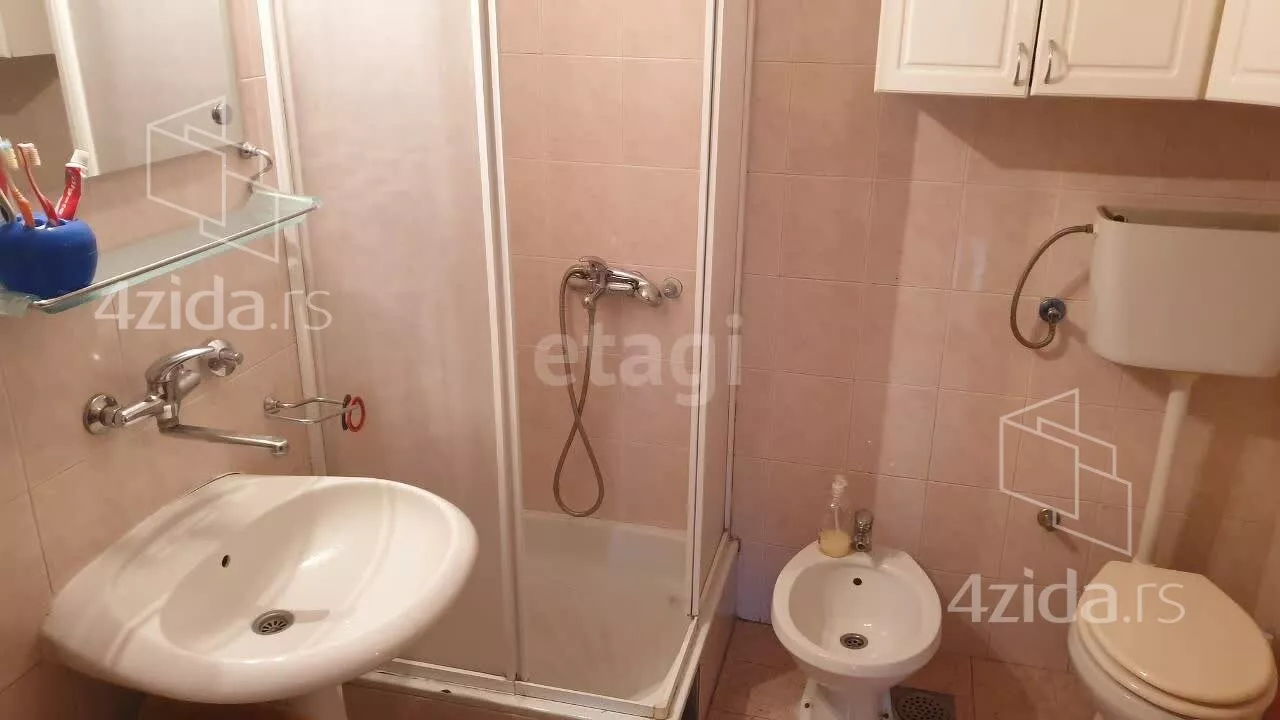 Šestosoban stan | 4zida