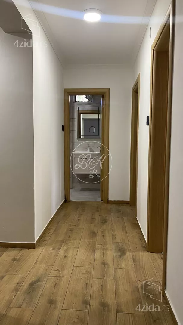 Šestoiposoban stan | 4zida