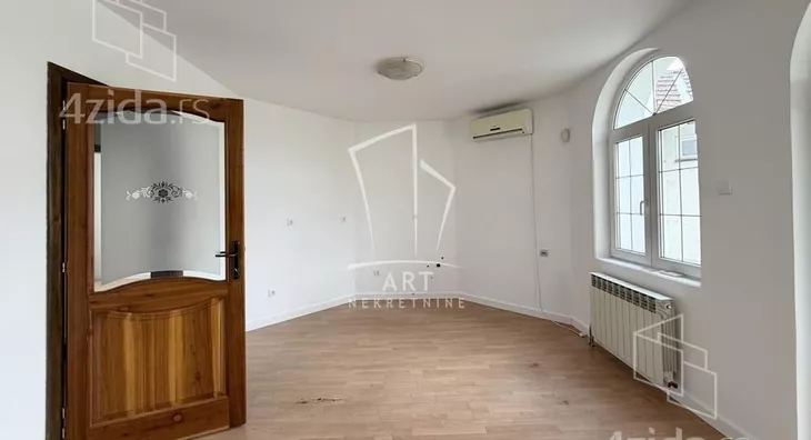 Poslovna zgrada | 4zida