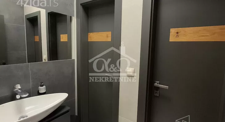 Poslovna zgrada | 4zida