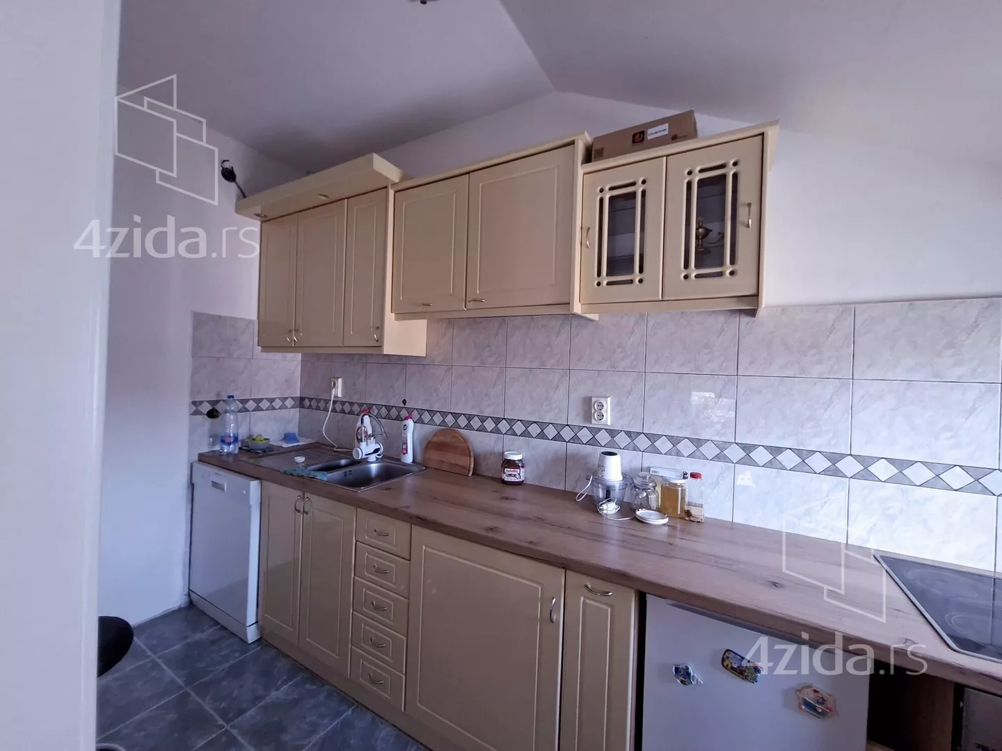 Troiposoban stan | 4zida