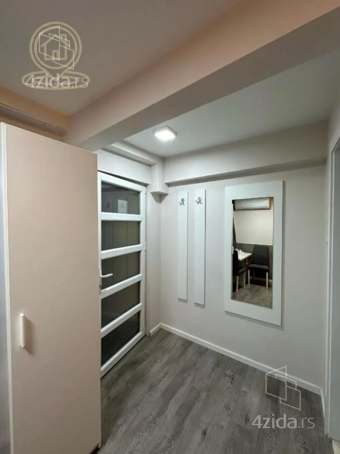 Poslovna zgrada | 4zida