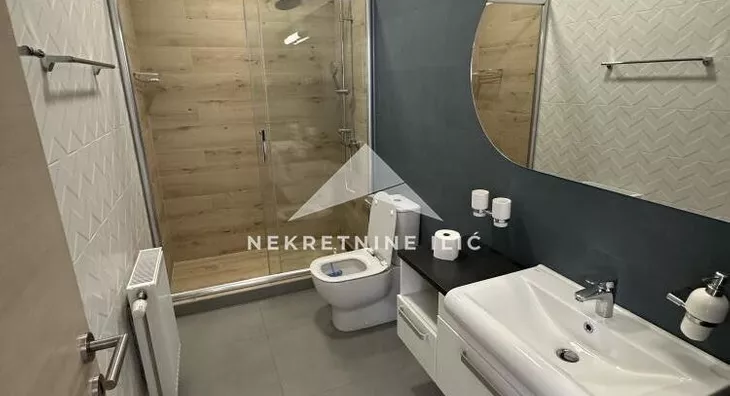 Poslovna zgrada | 4zida