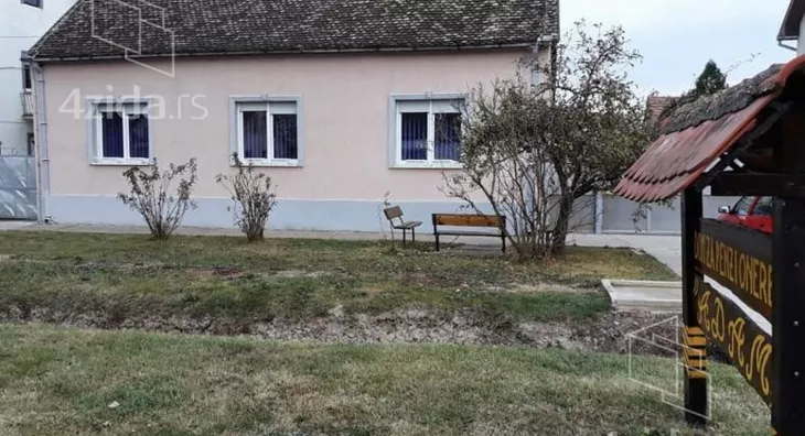 Poslovna zgrada | 4zida