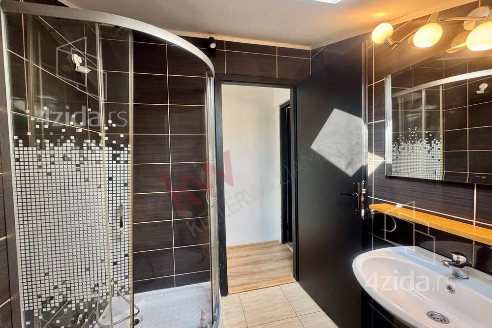 Petosoban stan | 4zida