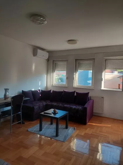 Crveni Pevac | 4zida.rs