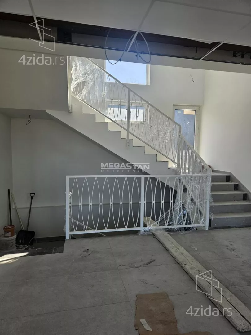 Poslovna zgrada | 4zida