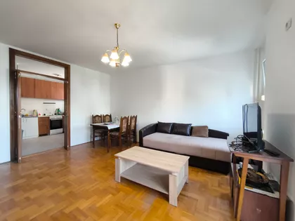 Komovska | 4zida.rs