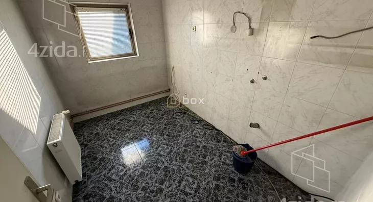 Poslovna zgrada | 4zida