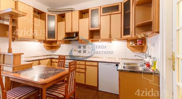 Četvoroiposoban stan | 4zida