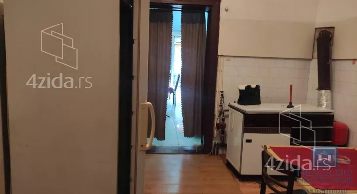 Poslovna zgrada | 4zida