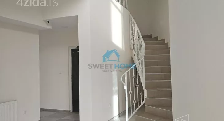 Poslovna zgrada | 4zida