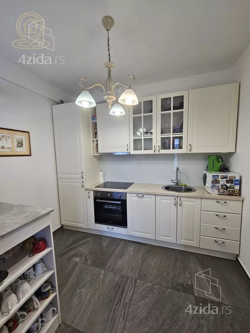 Šestosoban stan | 4zida