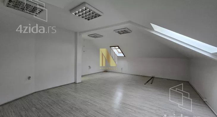 Poslovna zgrada | 4zida