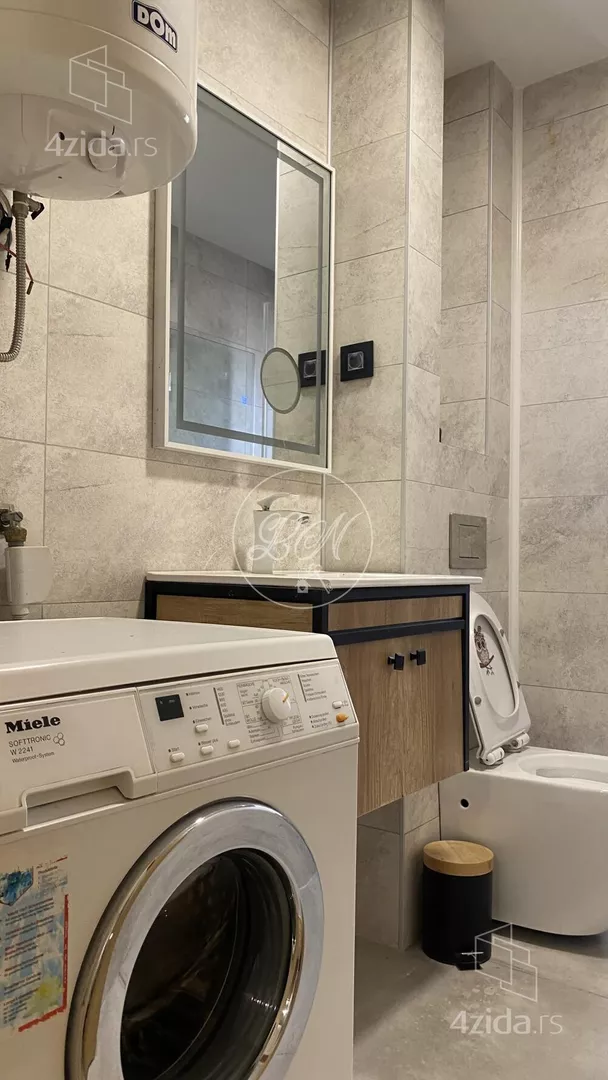 Šestoiposoban stan | 4zida