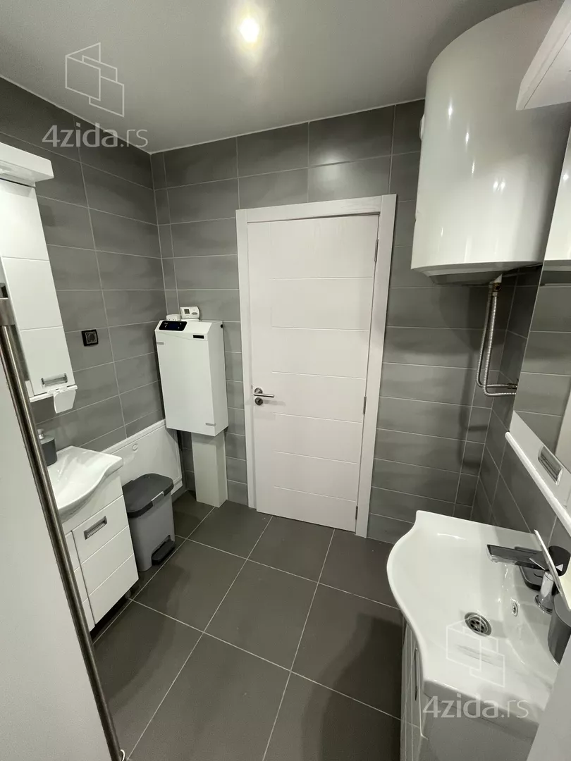 Poslovna zgrada | 4zida