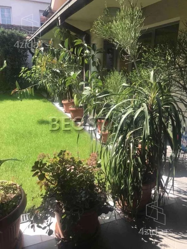 Šestoiposoban stan | 4zida