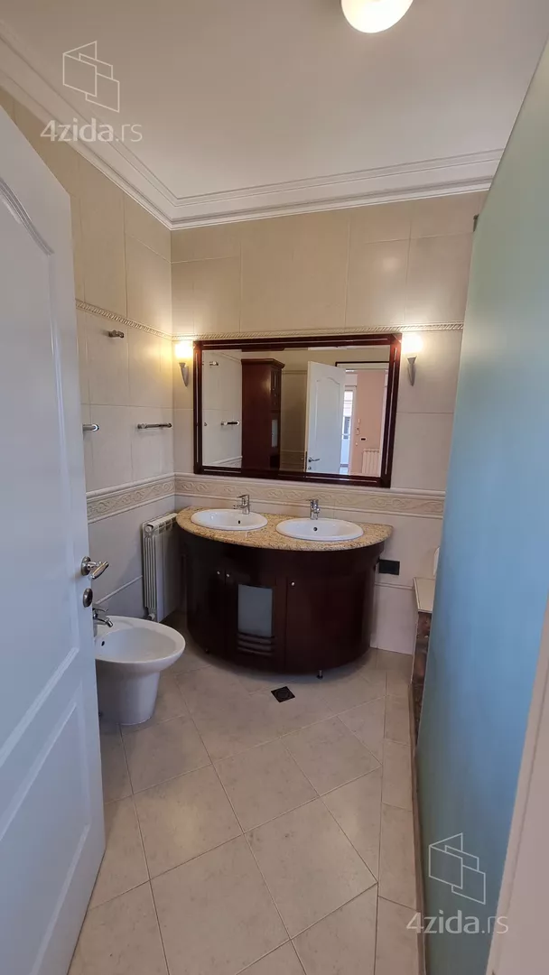 Šestoiposoban stan | 4zida