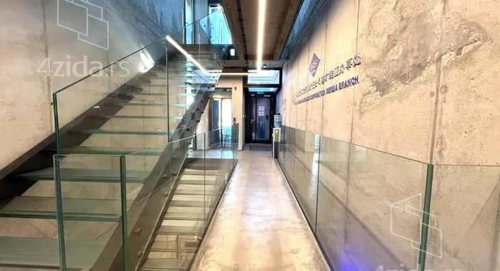 Poslovna zgrada | 4zida