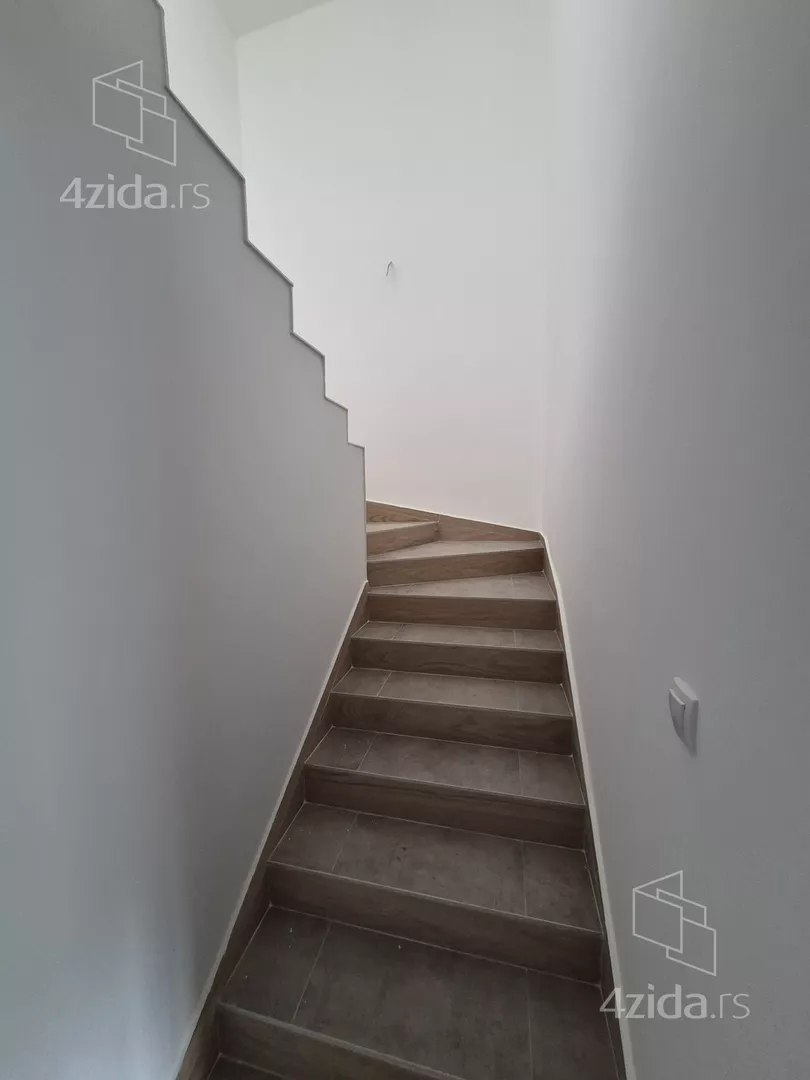 Šestosoban stan | 4zida