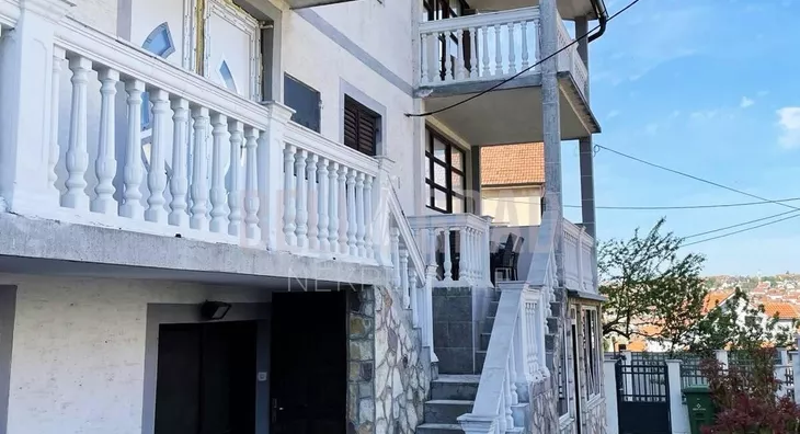 Četvoroiposoban stan | 4zida