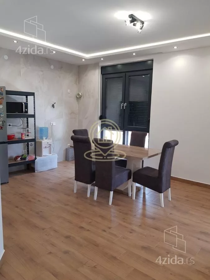 Poslovna zgrada | 4zida