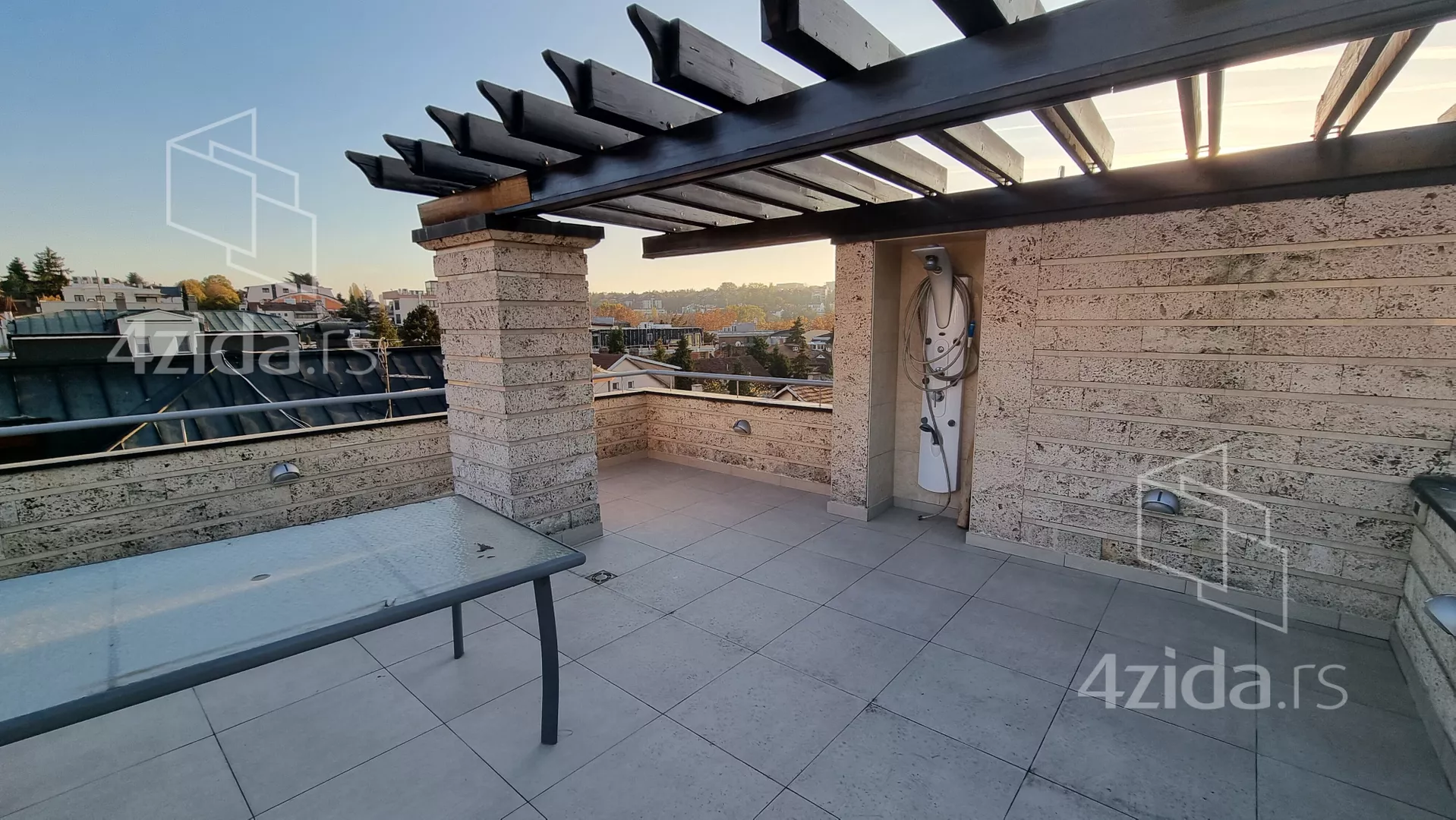 Šestoiposoban stan | 4zida