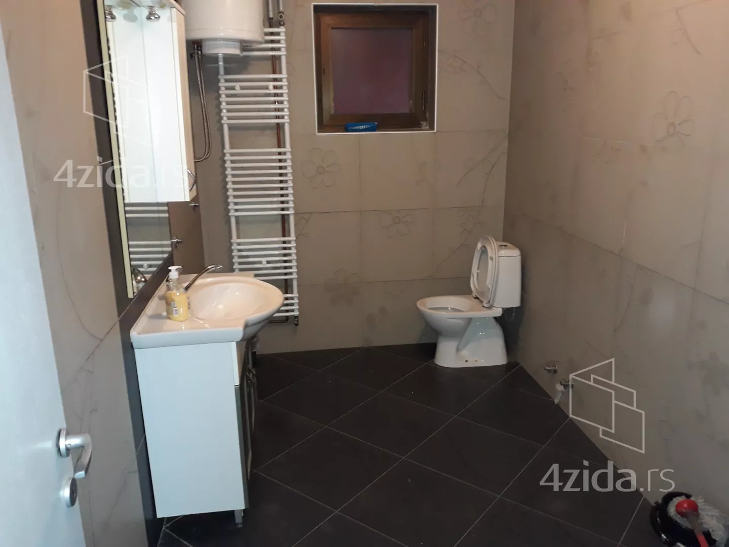 Poslovna zgrada | 4zida