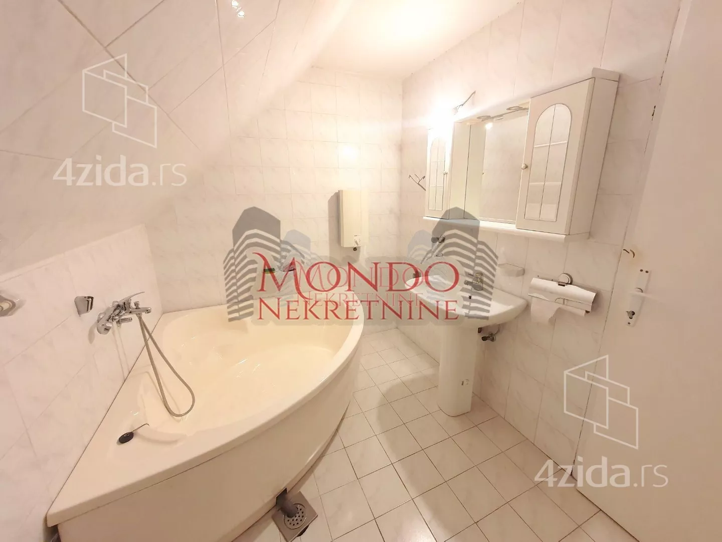 Poslovna zgrada | 4zida