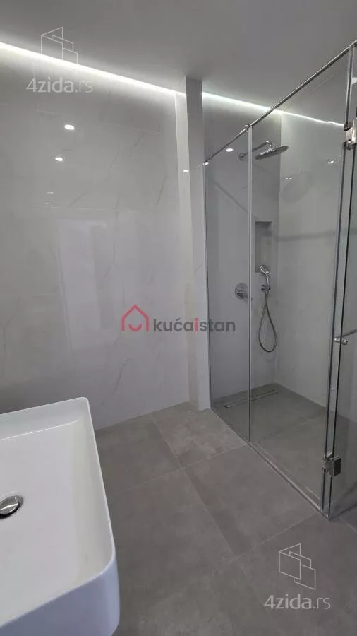 Četvoroiposoban stan | 4zida