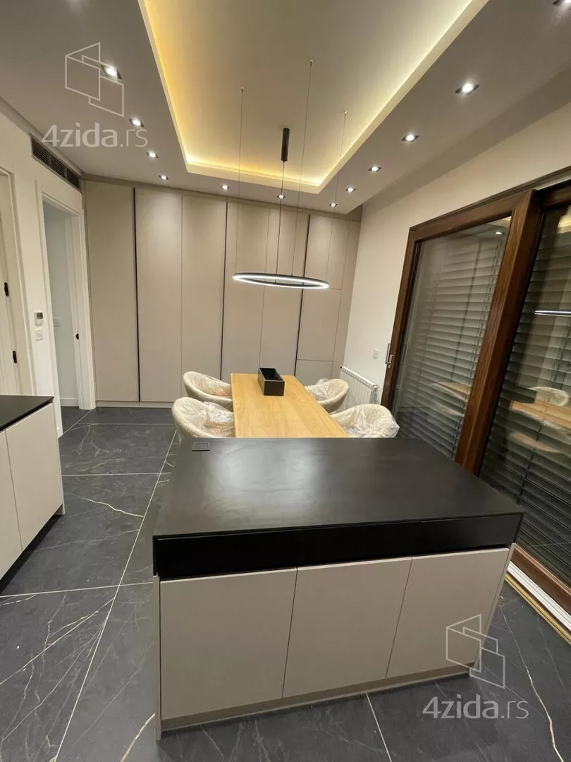 Šestoiposoban stan | 4zida