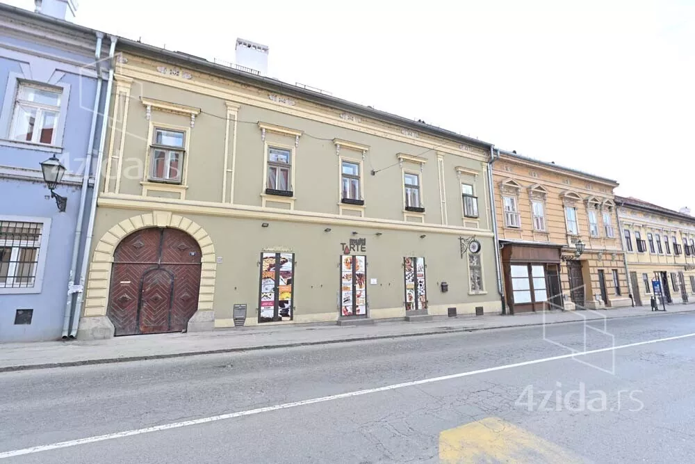 Poslovna zgrada | 4zida