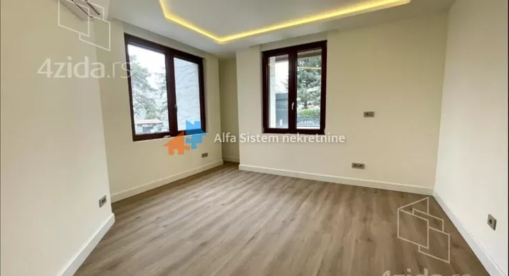 Poslovna zgrada | 4zida