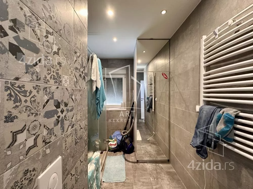 Šestosoban stan | 4zida