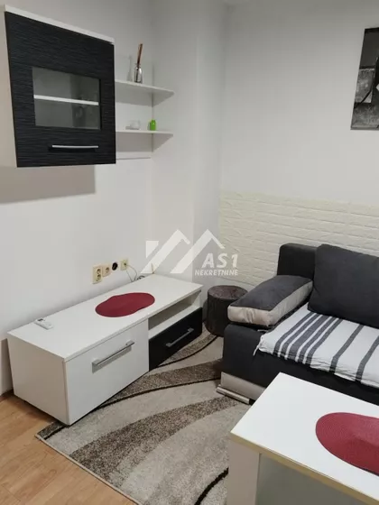 Jovana Popovića | 4zida.rs