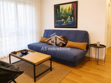 Vukov Spomenik | 4zida.rs